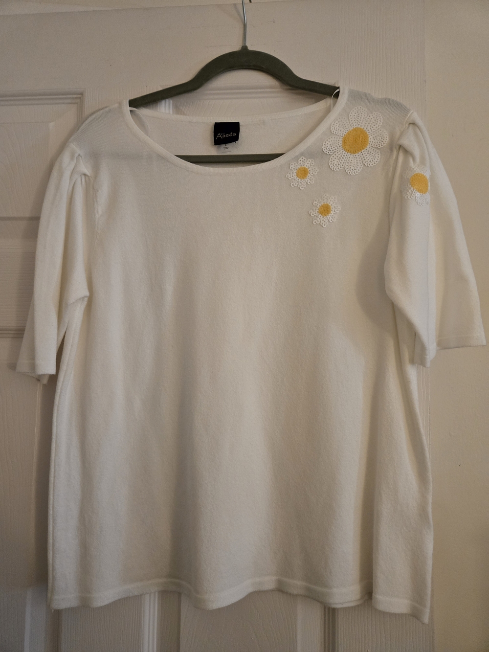 White Knit Top with Yellow Daisy Appliqué